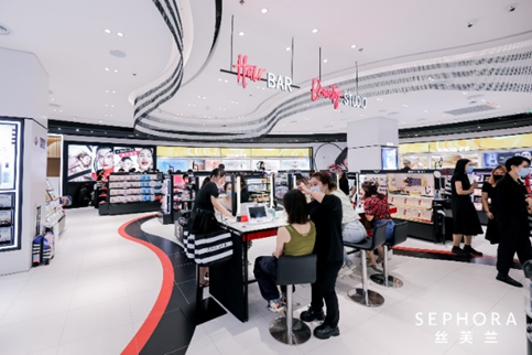 （圖：消費(fèi)者于絲芙蘭海口萬(wàn)象城店Hair Bar頭皮頭發(fā)護(hù)理站體驗(yàn)頭皮檢測(cè)服務(wù)）